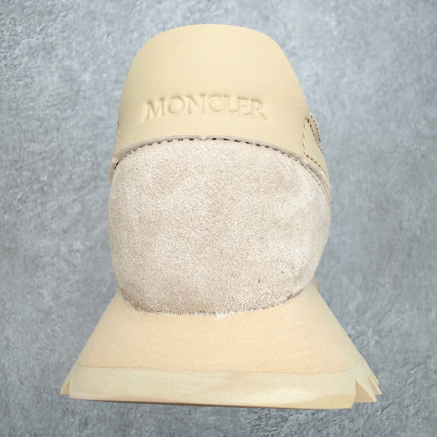 Moncler盟可睐 Pacey 麂皮圆头系带低帮生活休闲鞋 MONCLER（盟可睐）是一个以专业户外运