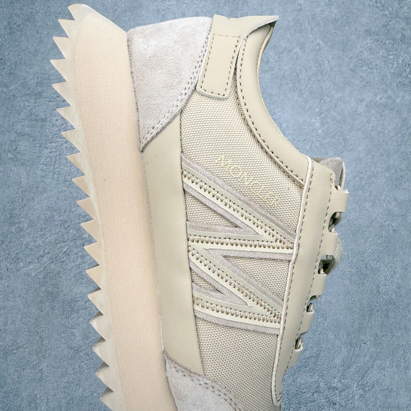 Moncler盟可睐 Pacey 麂皮圆头系带低帮生活休闲鞋 MONCLER（盟可睐）是一个以专业户外运