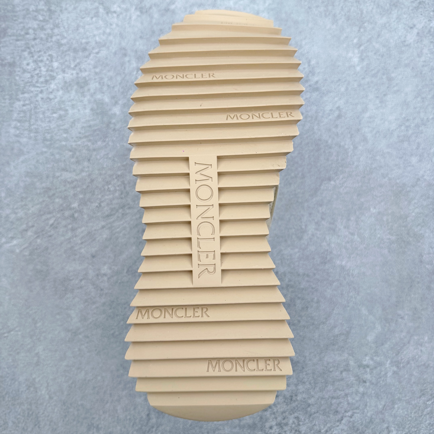 Moncler盟可睐 Pacey 麂皮圆头系带低帮生活休闲鞋 MONCLER（盟可睐）是一个以专业户外运