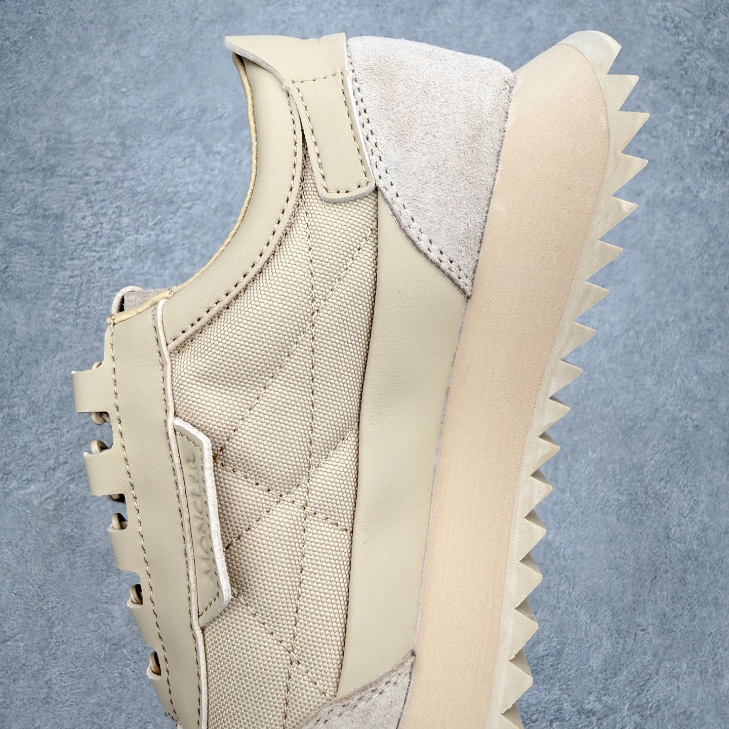 Moncler盟可睐 Pacey 麂皮圆头系带低帮生活休闲鞋 MONCLER（盟可睐）是一个以专业户外运