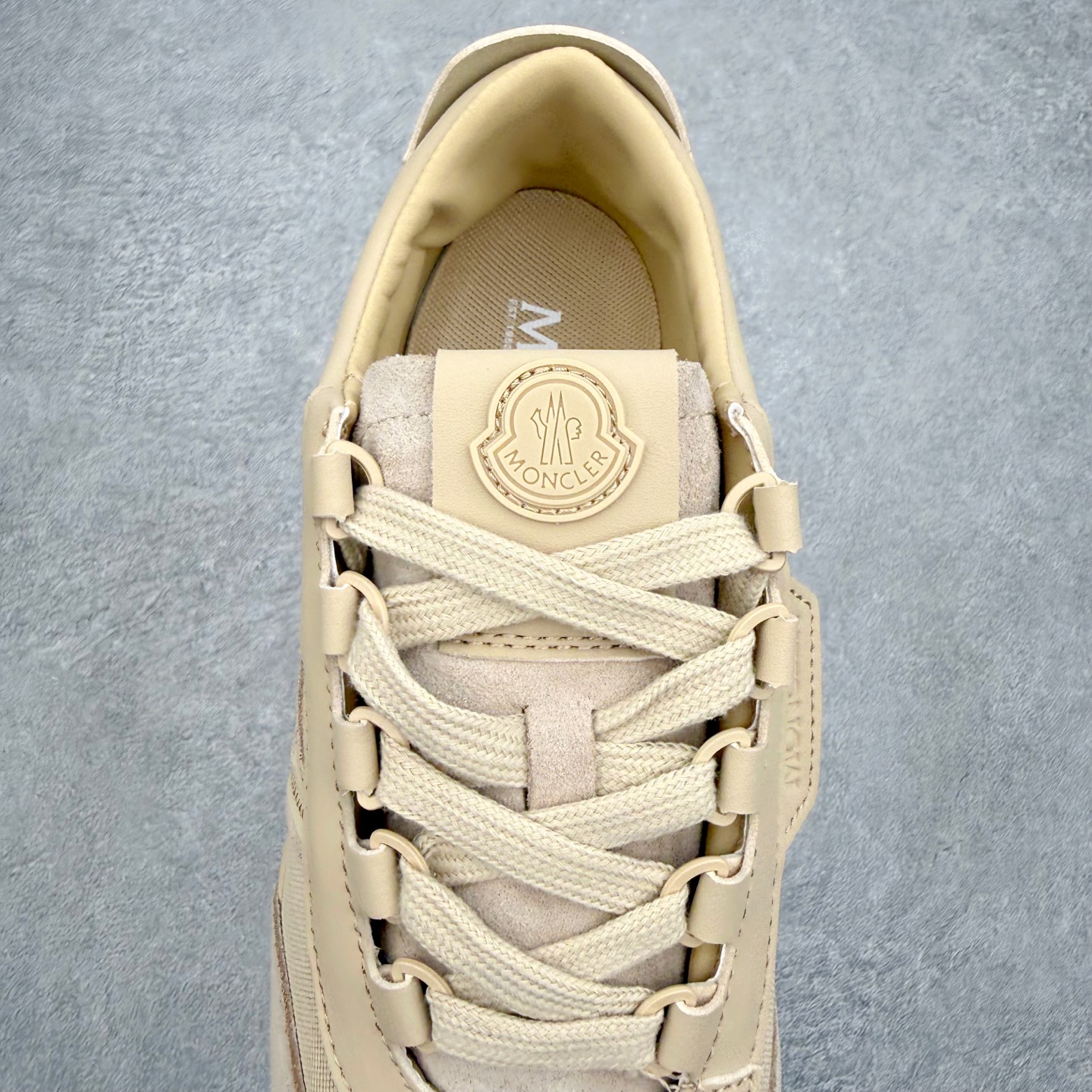 Moncler盟可睐 Pacey 麂皮圆头系带低帮生活休闲鞋 MONCLER（盟可睐）是一个以专业户外运