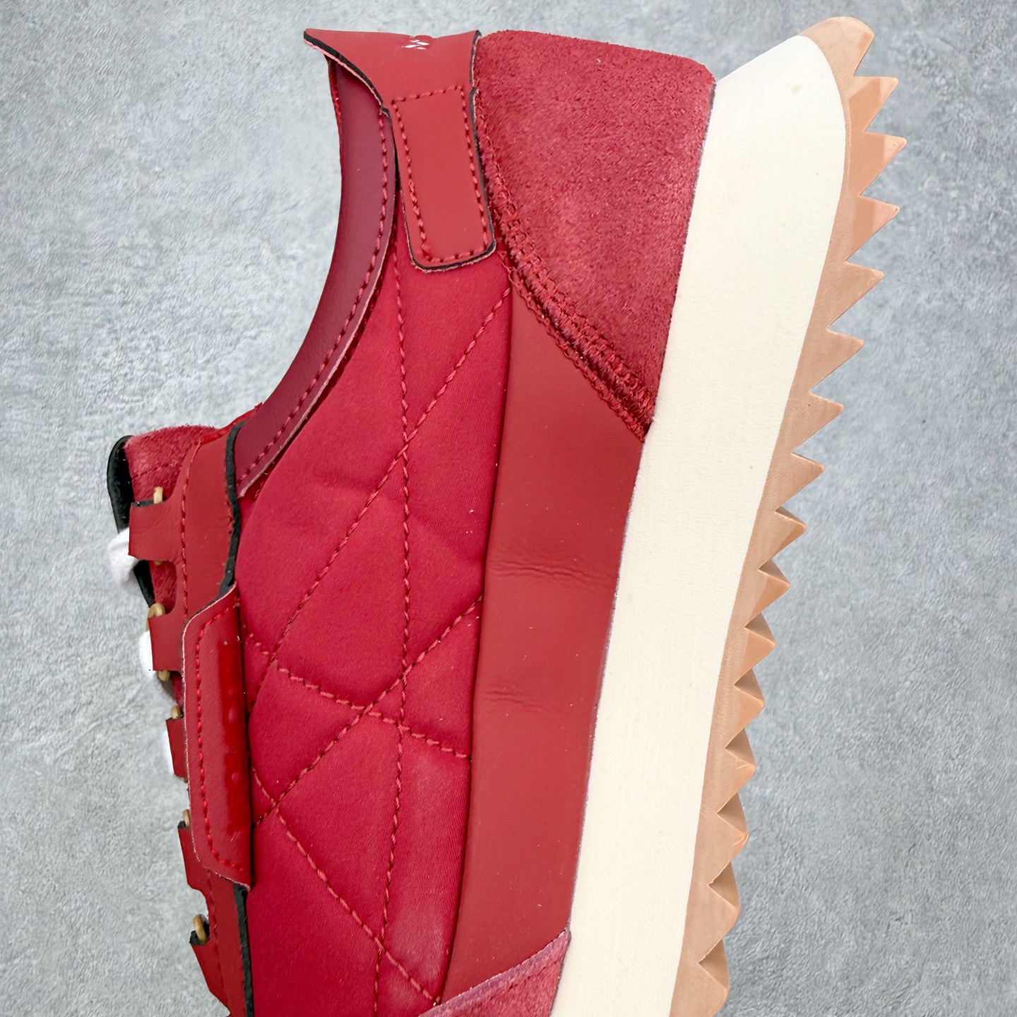 Moncler盟可睐 Pacey 麂皮圆头系带低帮生活休闲鞋 MONCLER（盟可睐）是一个以专业户外运