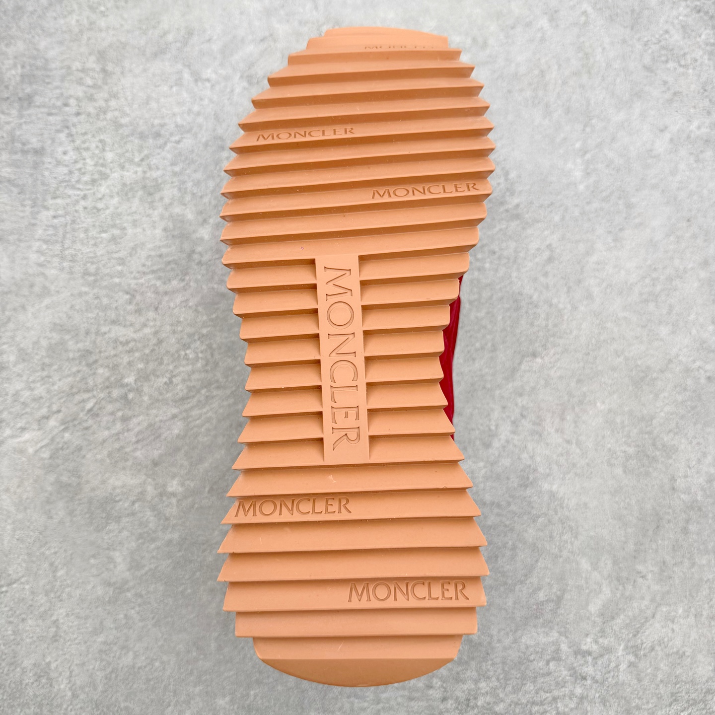 Moncler盟可睐 Pacey 麂皮圆头系带低帮生活休闲鞋 MONCLER（盟可睐）是一个以专业户外运