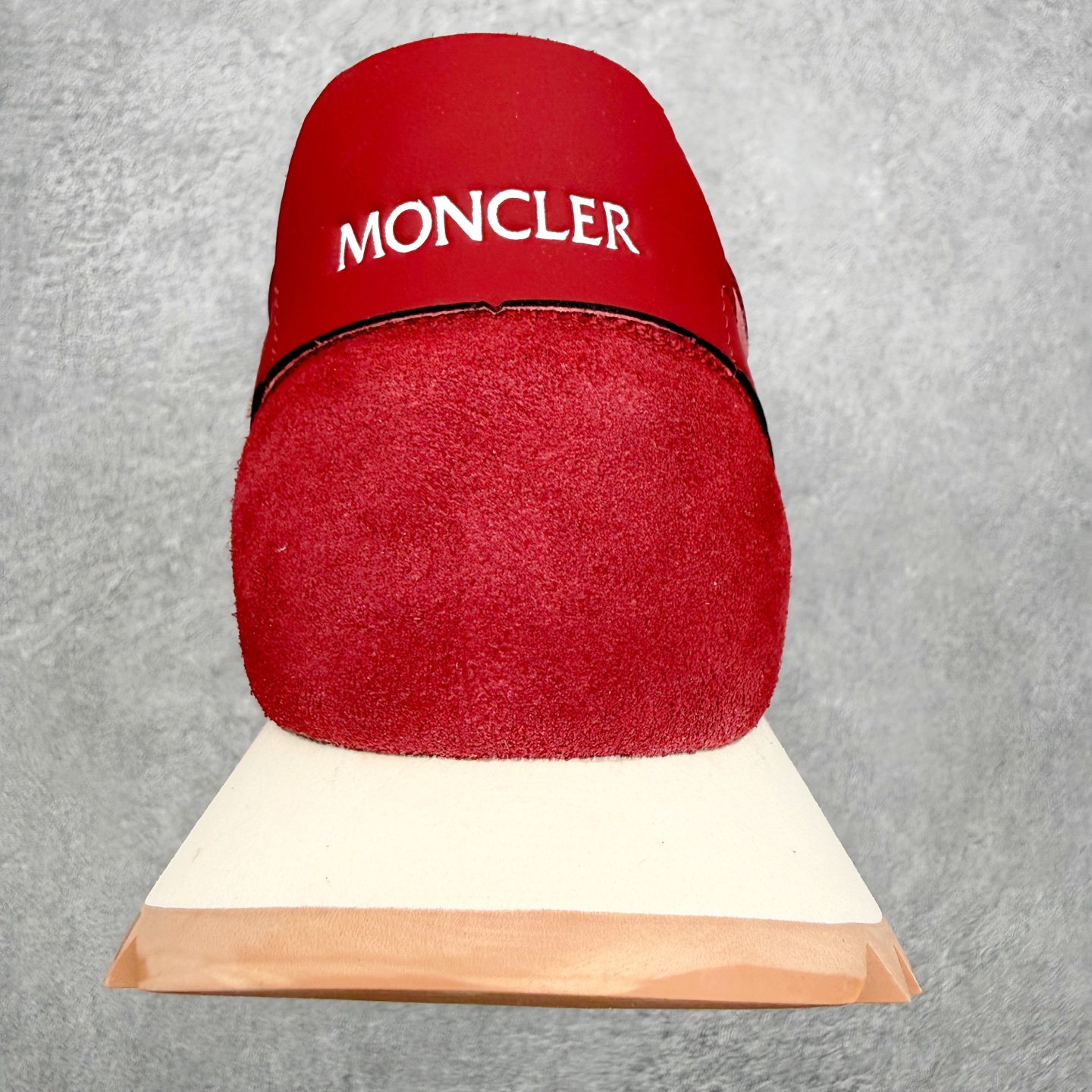 Moncler盟可睐 Pacey 麂皮圆头系带低帮生活休闲鞋 MONCLER（盟可睐）是一个以专业户外运