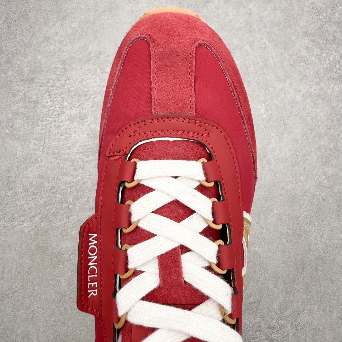 Moncler盟可睐 Pacey 麂皮圆头系带低帮生活休闲鞋 MONCLER（盟可睐）是一个以专业户外运