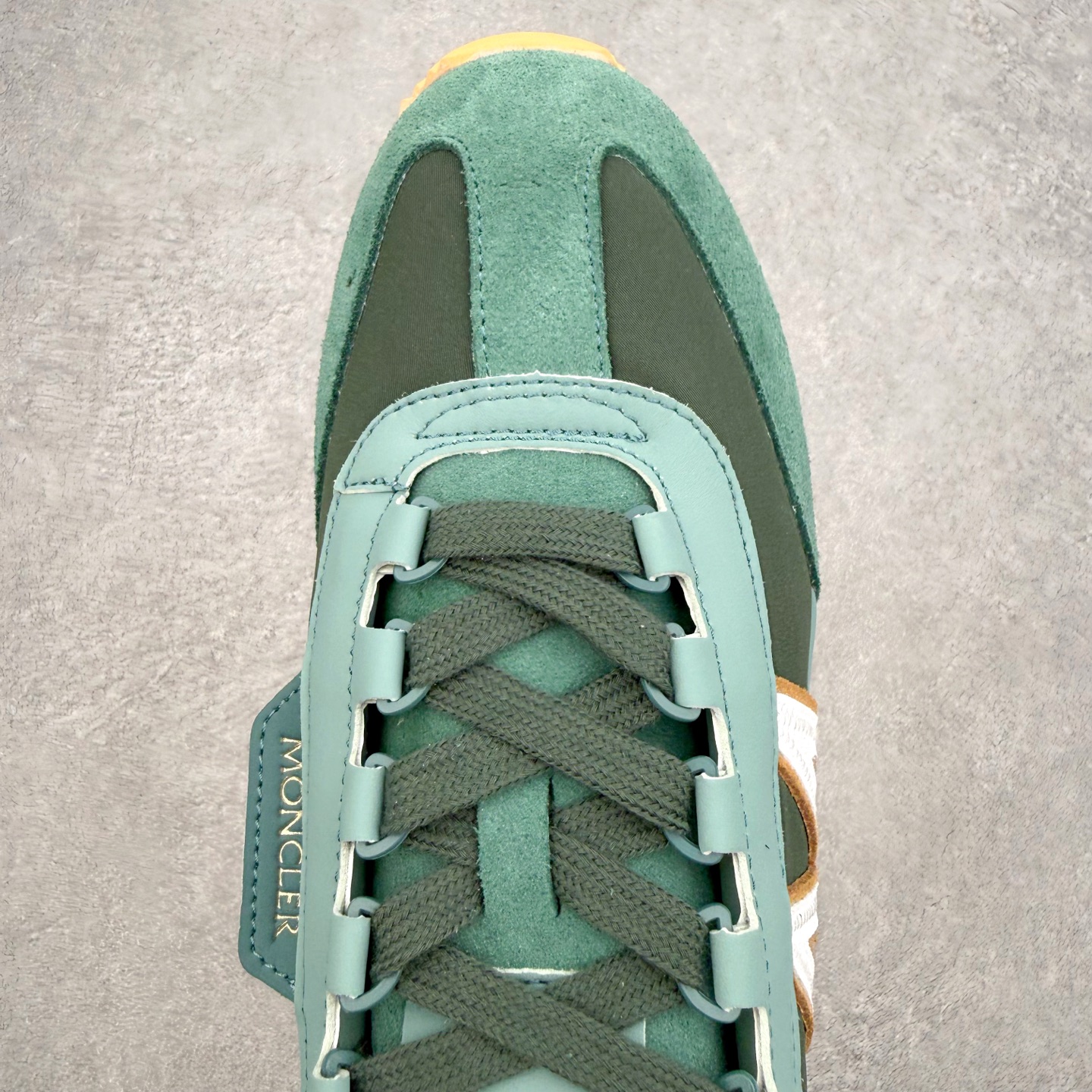 Moncler盟可睐 Pacey 麂皮圆头系带低帮生活休闲鞋 MONCLER（盟可睐）是一个以专业户外运