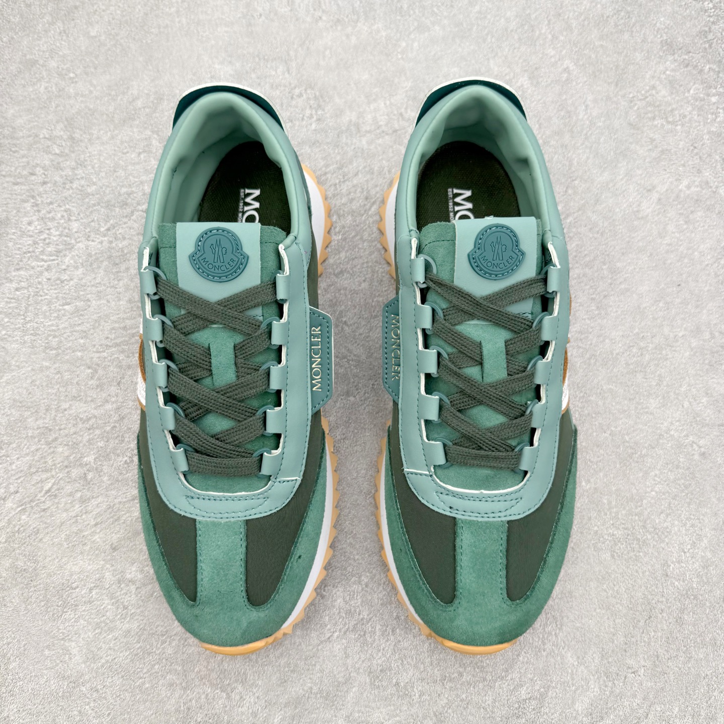 Moncler盟可睐 Pacey 麂皮圆头系带低帮生活休闲鞋 MONCLER（盟可睐）是一个以专业户外运