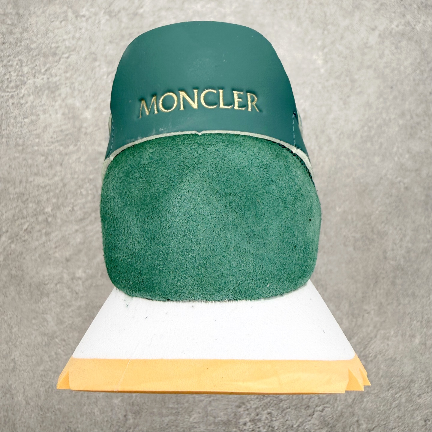 Moncler盟可睐 Pacey 麂皮圆头系带低帮生活休闲鞋 MONCLER（盟可睐）是一个以专业户外运
