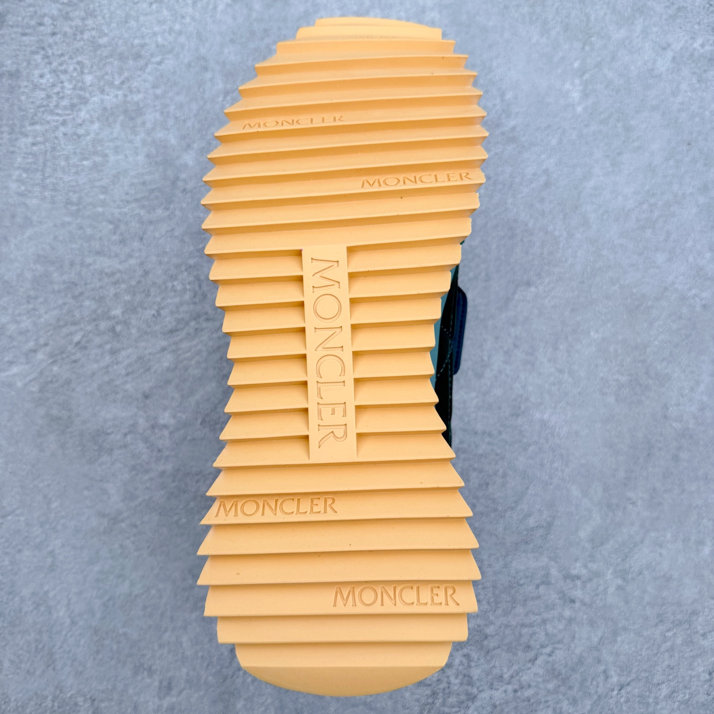 Moncler盟可睐 Pacey 麂皮圆头系带低帮生活休闲鞋 MONCLER（盟可睐）是一个以专业户外运