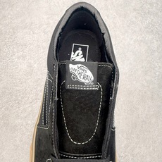 Vans Sk8-Low 黑生胶范斯复古休闲硫化帆布鞋鞋款以黑色麂皮拼接帆布鞋面打造整体鞋身 以SK8- Vans Sk8-Low 黑生胶范斯复古休闲硫化帆布鞋鞋款以黑色麂皮拼接帆布鞋面打造整体鞋身 以SK8-