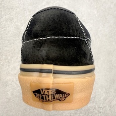 Vans Sk8-Low 黑生胶范斯复古休闲硫化帆布鞋鞋款以黑色麂皮拼接帆布鞋面打造整体鞋身 以SK8- Vans Sk8-Low 黑生胶范斯复古休闲硫化帆布鞋鞋款以黑色麂皮拼接帆布鞋面打造整体鞋身 以SK8-