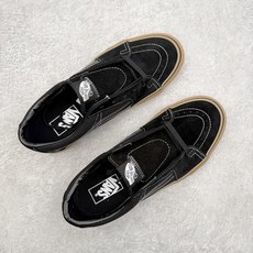 Vans Sk8-Low 黑生胶范斯复古休闲硫化帆布鞋鞋款以黑色麂皮拼接帆布鞋面打造整体鞋身 以SK8- Vans Sk8-Low 黑生胶范斯复古休闲硫化帆布鞋鞋款以黑色麂皮拼接帆布鞋面打造整体鞋身 以SK8-