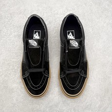 Vans Sk8-Low 黑生胶范斯复古休闲硫化帆布鞋鞋款以黑色麂皮拼接帆布鞋面打造整体鞋身 以SK8- Vans Sk8-Low 黑生胶范斯复古休闲硫化帆布鞋鞋款以黑色麂皮拼接帆布鞋面打造整体鞋身 以SK8-