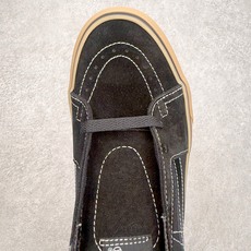 Vans Sk8-Low 黑生胶范斯复古休闲硫化帆布鞋鞋款以黑色麂皮拼接帆布鞋面打造整体鞋身 以SK8- Vans Sk8-Low 黑生胶范斯复古休闲硫化帆布鞋鞋款以黑色麂皮拼接帆布鞋面打造整体鞋身 以SK8-