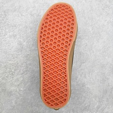 Vans Sk8-Low 黑生胶范斯复古休闲硫化帆布鞋鞋款以黑色麂皮拼接帆布鞋面打造整体鞋身 以SK8- Vans Sk8-Low 黑生胶范斯复古休闲硫化帆布鞋鞋款以黑色麂皮拼接帆布鞋面打造整体鞋身 以SK8-