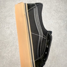 Vans Sk8-Low 黑生胶范斯复古休闲硫化帆布鞋鞋款以黑色麂皮拼接帆布鞋面打造整体鞋身 以SK8- Vans Sk8-Low 黑生胶范斯复古休闲硫化帆布鞋鞋款以黑色麂皮拼接帆布鞋面打造整体鞋身 以SK8-