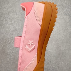 Converse Run Star Trainer复古松紧带 芭蕾风玛丽珍德训鞋鞋型设计采用浅口芭蕾鞋轮 Converse Run Star Trainer复古松紧带 芭蕾风玛丽珍德训鞋鞋型设计采用浅口芭蕾鞋轮