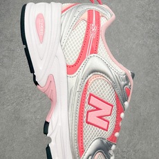 New Balance NB530 新百伦复古透气跑步鞋 抛弃过往以皮革为主的人气轮廓 以极具复古风范的 New Balance NB530 新百伦复古透气跑步鞋 抛弃过往以皮革为主的人气轮廓 以极具复古风范的