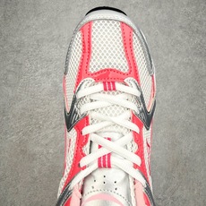 New Balance NB530 新百伦复古透气跑步鞋 抛弃过往以皮革为主的人气轮廓 以极具复古风范的 New Balance NB530 新百伦复古透气跑步鞋 抛弃过往以皮革为主的人气轮廓 以极具复古风范的