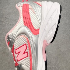 New Balance NB530 新百伦复古透气跑步鞋 抛弃过往以皮革为主的人气轮廓 以极具复古风范的 New Balance NB530 新百伦复古透气跑步鞋 抛弃过往以皮革为主的人气轮廓 以极具复古风范的