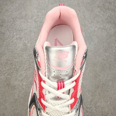 New Balance NB530 新百伦复古透气跑步鞋 抛弃过往以皮革为主的人气轮廓 以极具复古风范的 New Balance NB530 新百伦复古透气跑步鞋 抛弃过往以皮革为主的人气轮廓 以极具复古风范的