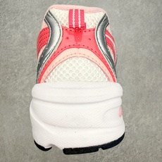 New Balance NB530 新百伦复古透气跑步鞋 抛弃过往以皮革为主的人气轮廓 以极具复古风范的 New Balance NB530 新百伦复古透气跑步鞋 抛弃过往以皮革为主的人气轮廓 以极具复古风范的