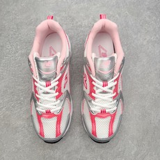 New Balance NB530 新百伦复古透气跑步鞋 抛弃过往以皮革为主的人气轮廓 以极具复古风范的 New Balance NB530 新百伦复古透气跑步鞋 抛弃过往以皮革为主的人气轮廓 以极具复古风范的