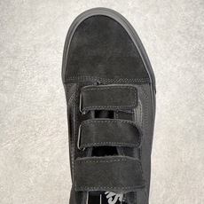 Vans Old Skool 黑武士 魔术贴全黑鞋身搭配魔术贴设计 穿脱省心 麂皮搭配帆布材质透气不闷脚 Vans Old Skool 黑武士 魔术贴全黑鞋身搭配魔术贴设计 穿脱省心 麂皮搭配帆布材质透气不闷脚