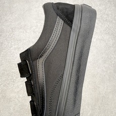 Vans Old Skool 黑武士 魔术贴全黑鞋身搭配魔术贴设计 穿脱省心 麂皮搭配帆布材质透气不闷脚 Vans Old Skool 黑武士 魔术贴全黑鞋身搭配魔术贴设计 穿脱省心 麂皮搭配帆布材质透气不闷脚