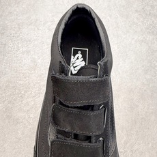 Vans Old Skool 黑武士 魔术贴全黑鞋身搭配魔术贴设计 穿脱省心 麂皮搭配帆布材质透气不闷脚 Vans Old Skool 黑武士 魔术贴全黑鞋身搭配魔术贴设计 穿脱省心 麂皮搭配帆布材质透气不闷脚