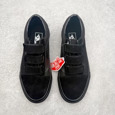 Vans Old Skool 黑武士 魔术贴全黑鞋身搭配魔术贴设计 穿脱省心 麂皮搭配帆布材质透气不闷脚 Vans Old Skool 黑武士 魔术贴全黑鞋身搭配魔术贴设计 穿脱省心 麂皮搭配帆布材质透气不闷脚