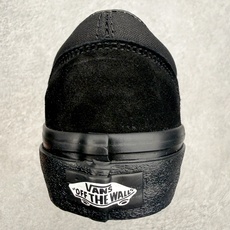 Vans Old Skool 黑武士 魔术贴全黑鞋身搭配魔术贴设计 穿脱省心 麂皮搭配帆布材质透气不闷脚 Vans Old Skool 黑武士 魔术贴全黑鞋身搭配魔术贴设计 穿脱省心 麂皮搭配帆布材质透气不闷脚
