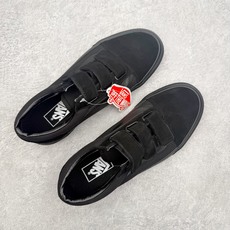 Vans Old Skool 黑武士 魔术贴全黑鞋身搭配魔术贴设计 穿脱省心 麂皮搭配帆布材质透气不闷脚 Vans Old Skool 黑武士 魔术贴全黑鞋身搭配魔术贴设计 穿脱省心 麂皮搭配帆布材质透气不闷脚