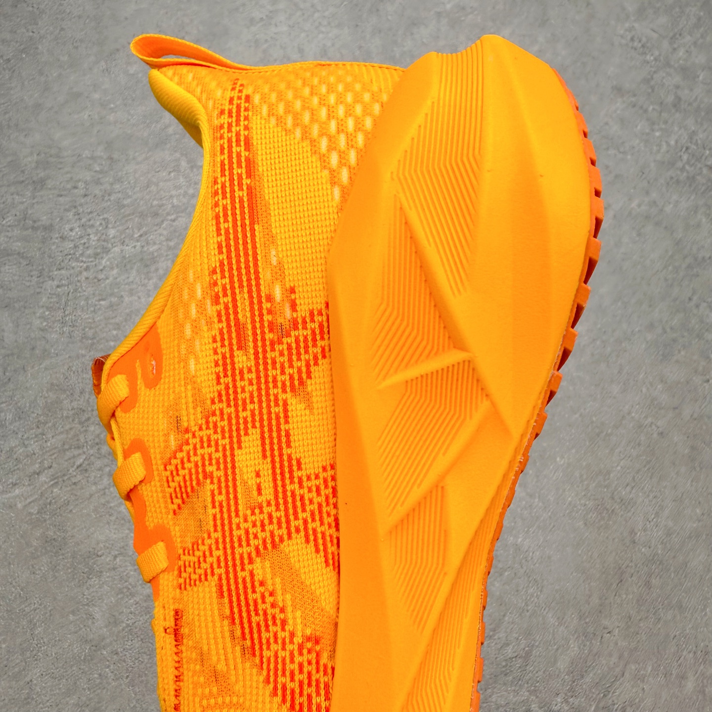 ＃XN ASICS NOVABLAST 5 舒适百搭低帮马拉松训练竞速跑步鞋 ASICS（亚瑟士）是日本