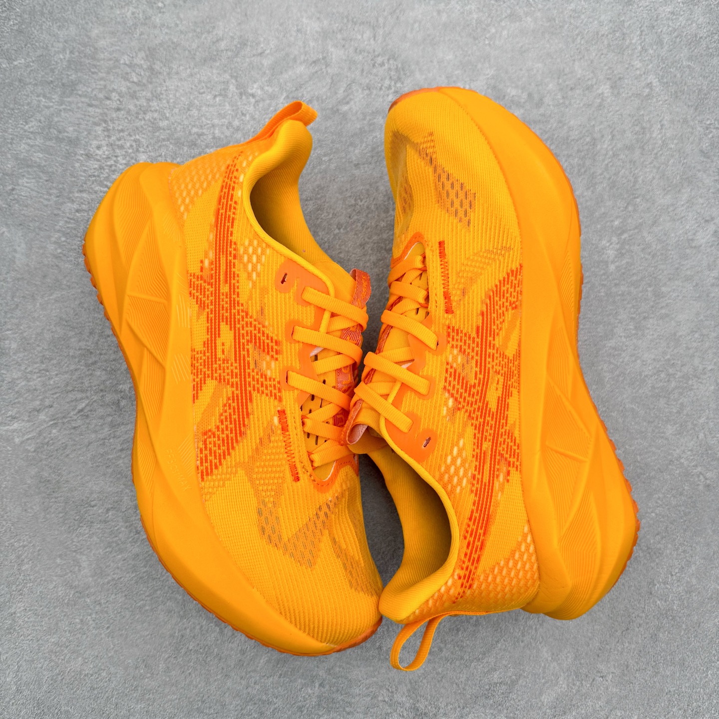 ＃XN ASICS NOVABLAST 5 舒适百搭低帮马拉松训练竞速跑步鞋 ASICS（亚瑟士）是日本