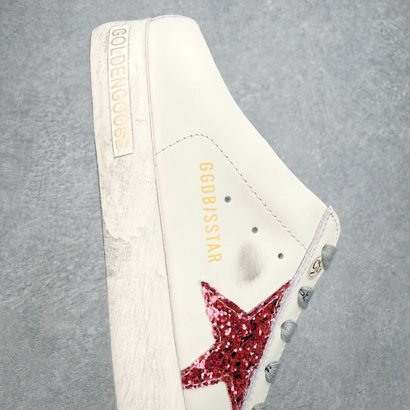 Golden Goose Super-Star GGDB 小脏鞋休闲时尚板鞋 设计有一种不修边幅的酷感 
