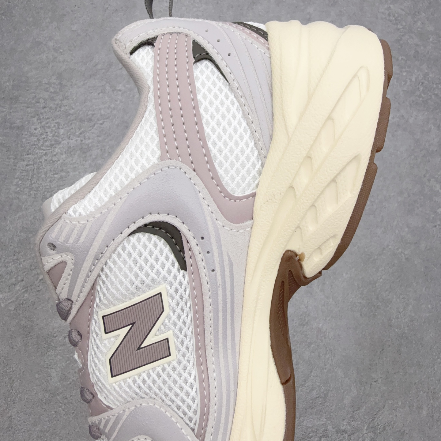 New Balance NB530 新百伦复古透气跑步鞋 抛弃过往以皮革为主的人气轮廓 以极具复古风范的