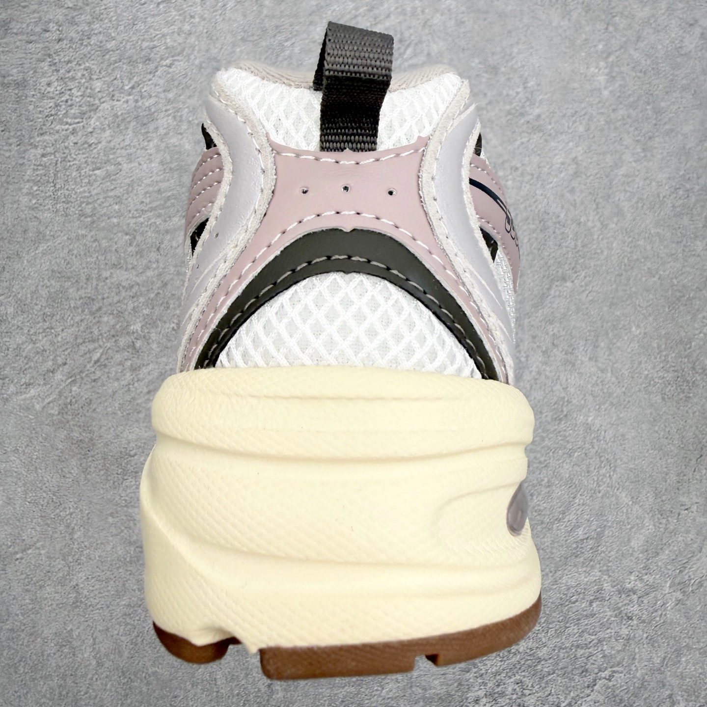 New Balance NB530 新百伦复古透气跑步鞋 抛弃过往以皮革为主的人气轮廓 以极具复古风范的