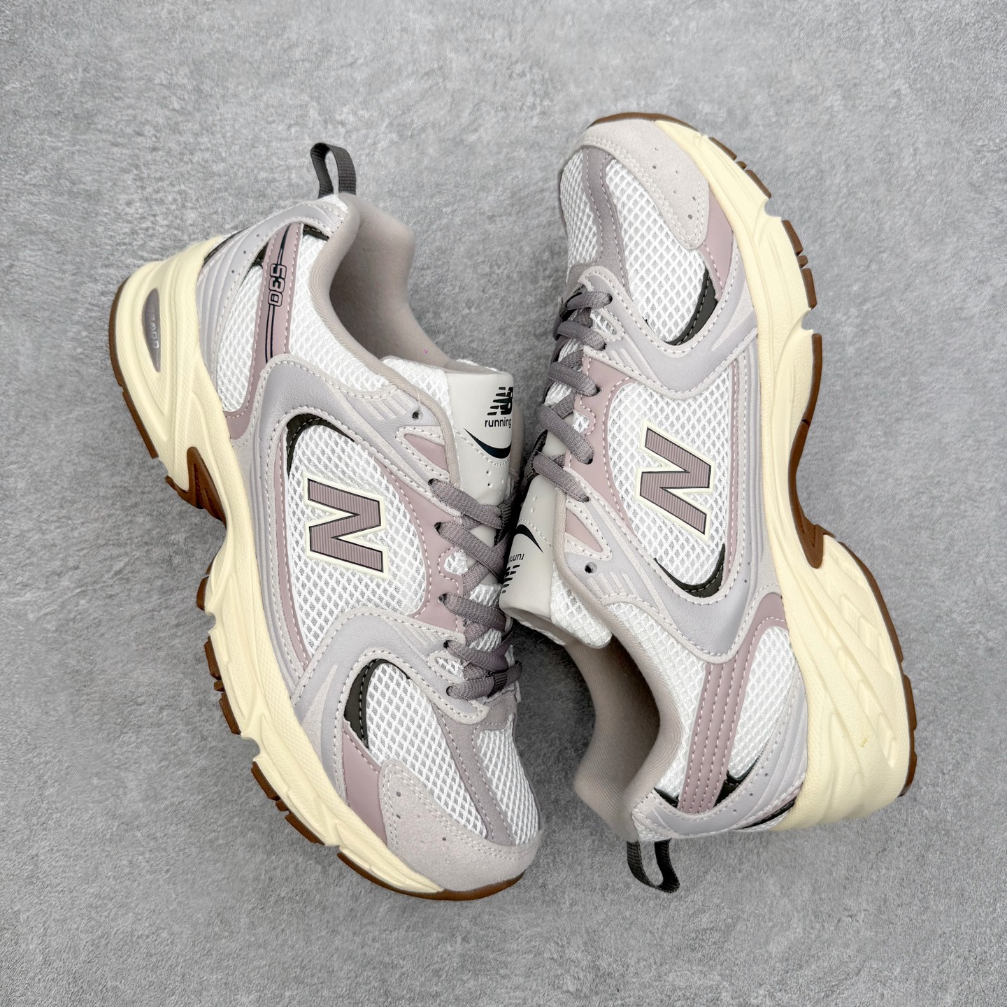 New Balance NB530 新百伦复古透气跑步鞋 抛弃过往以皮革为主的人气轮廓 以极具复古风范的