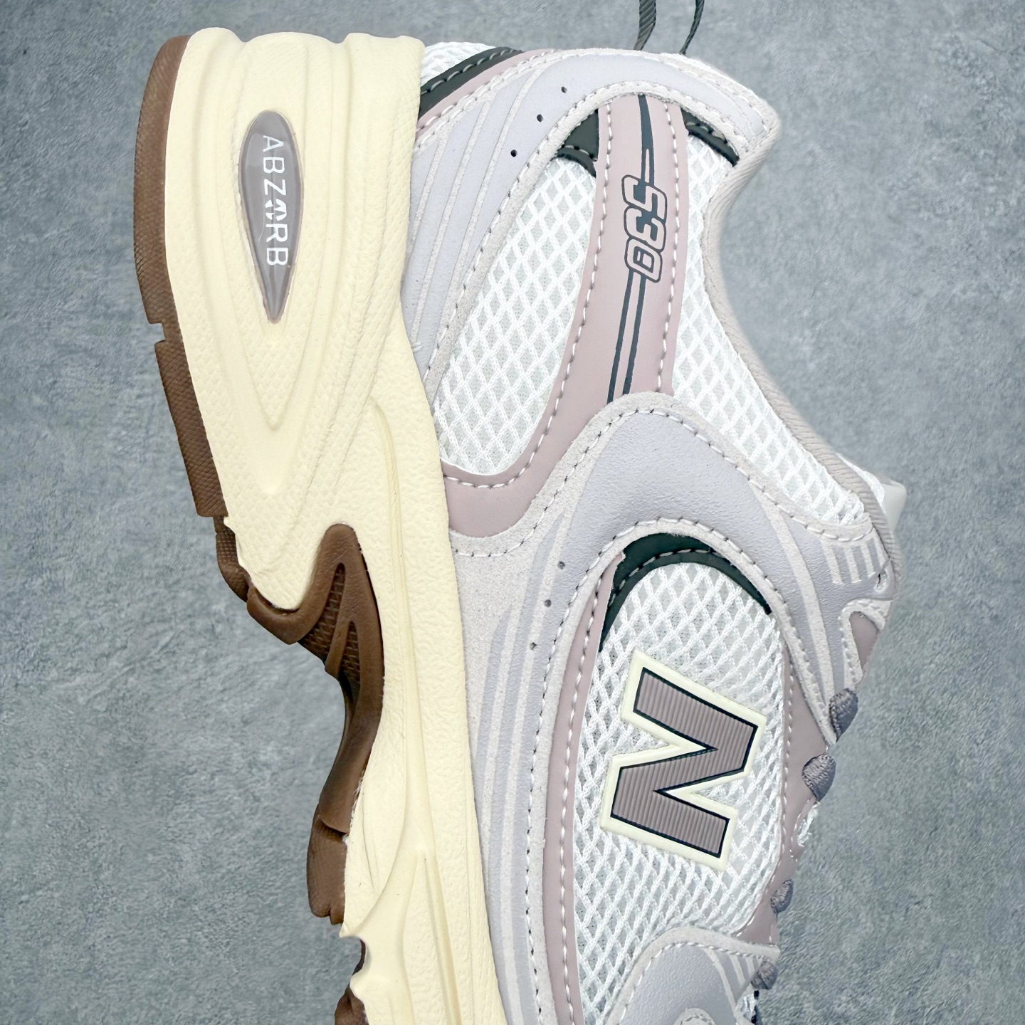 New Balance NB530 新百伦复古透气跑步鞋 抛弃过往以皮革为主的人气轮廓 以极具复古风范的