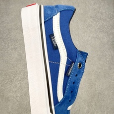 Vans Sk8-Low PROANTIHERO 合作款 专业滑板鞋面采用高饱和度克莱因宝蓝色麂皮拼接帆 Vans Sk8-Low PROANTIHERO 合作款 专业滑板鞋面采用高饱和度克莱因宝蓝色麂皮拼接帆