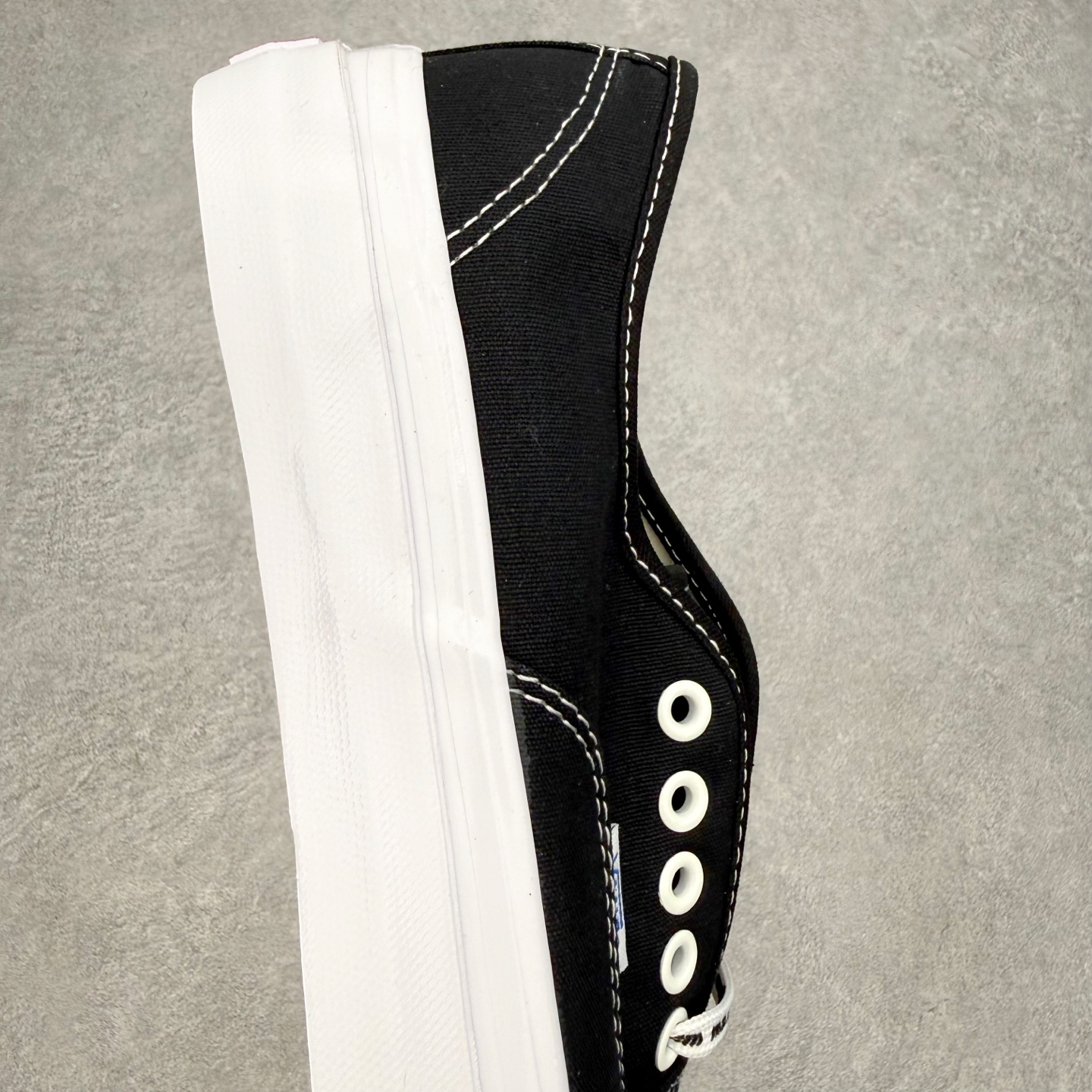Vans Authentic Vault Og 黑白高端支线以更加复古的版型推出了全新的Original