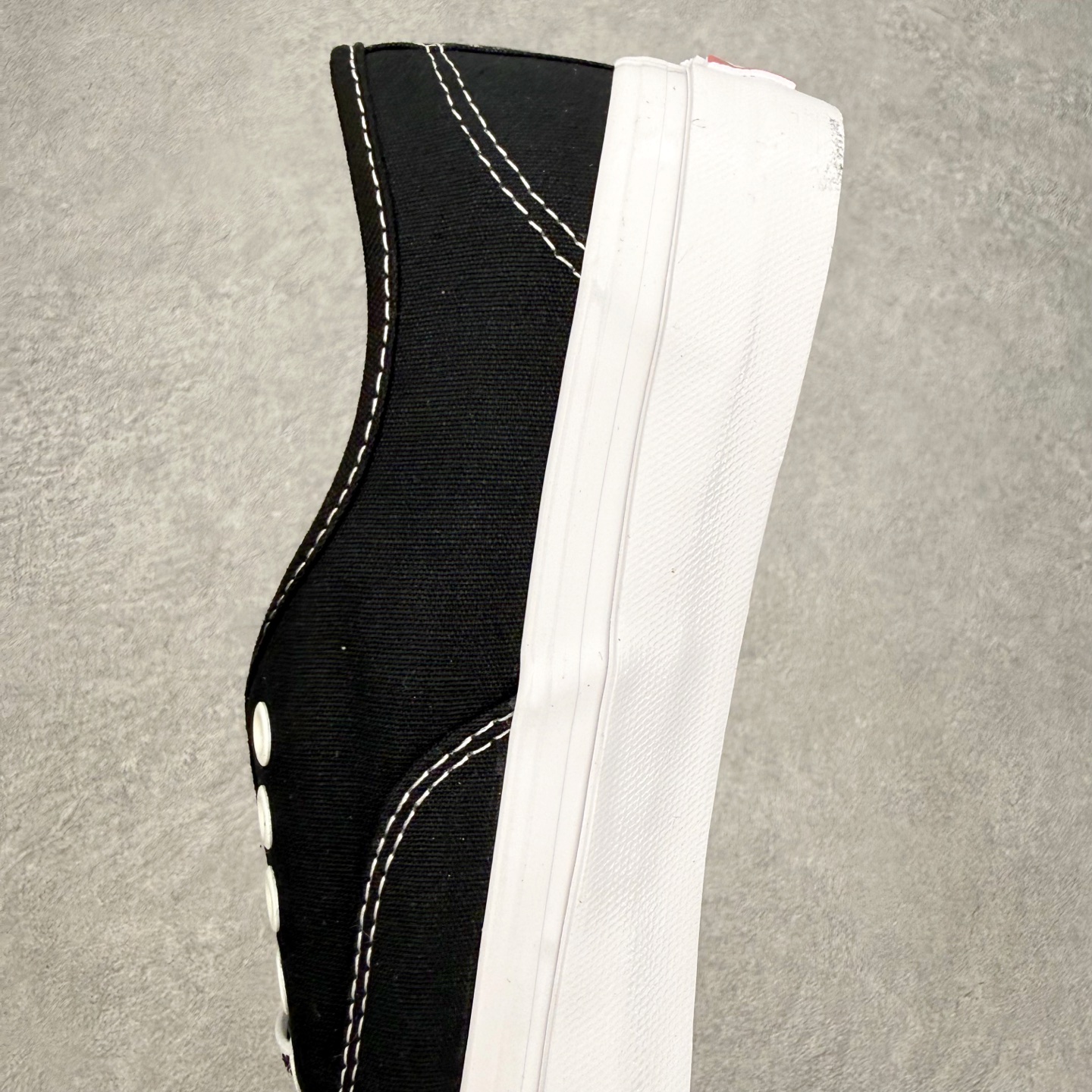 Vans Authentic Vault Og 黑白高端支线以更加复古的版型推出了全新的Original