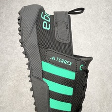 AD Terrex CC Boat 运动溯溪鞋户外涉水鞋 在夏日保持舒爽 采用舒适网材鞋面 MD大底 旨 AD Terrex CC Boat 运动溯溪鞋户外涉水鞋 在夏日保持舒爽 采用舒适网材鞋面 MD大底 旨