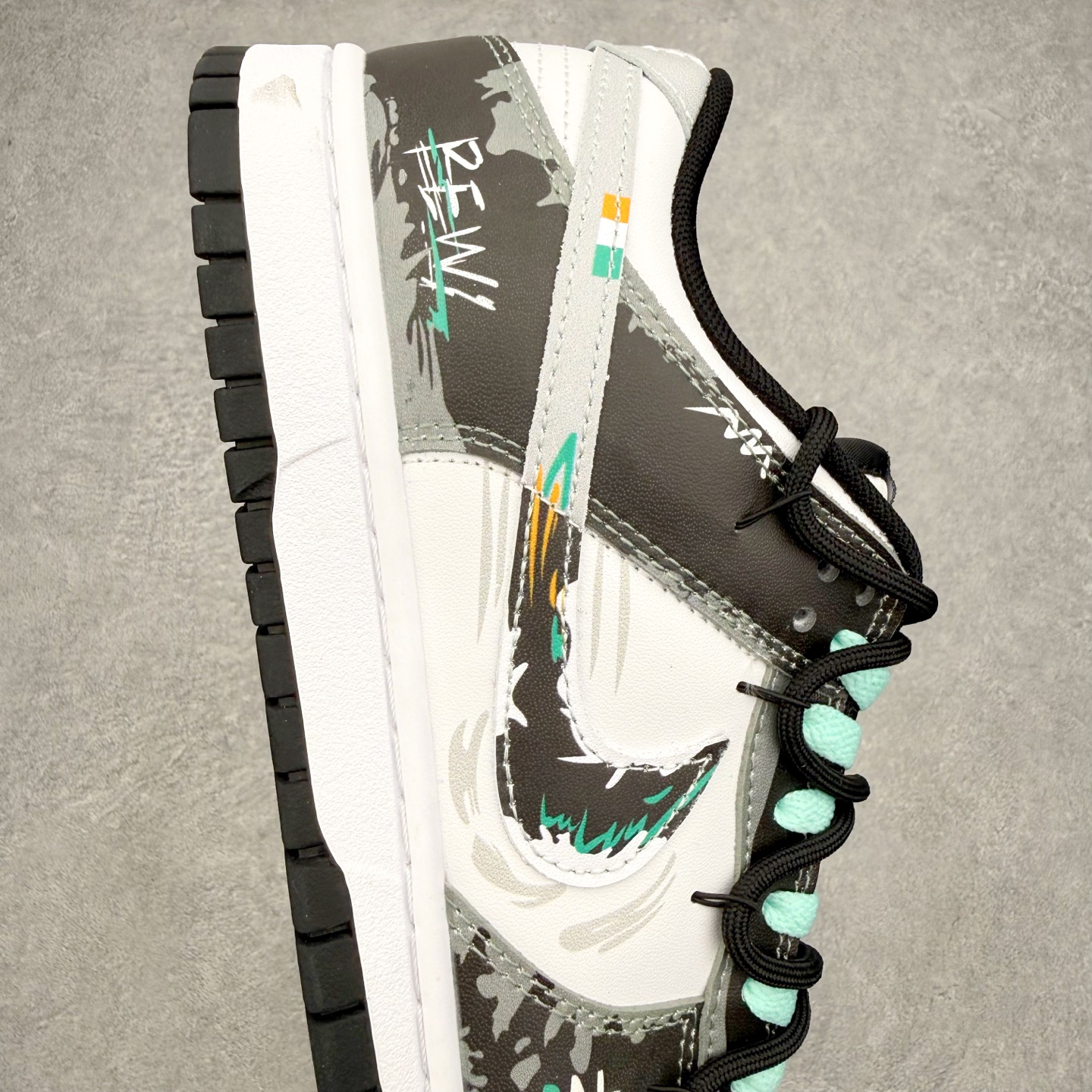 ＃YC纯原 NK Dunk Low 潮跃 DD1391-100 此款采用经典的黑白基底，在这之上，泼墨的