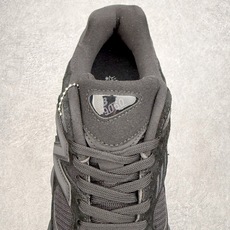 New Balance NB9060 复古运动鞋 新百伦又带来了新鞋型 并且是与芝加哥街头品牌 Joe New Balance NB9060 复古运动鞋 新百伦又带来了新鞋型 并且是与芝加哥街头品牌 Joe