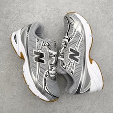 New Balance MR740 NB新百伦系列复古老爹风休闲运动慢跑鞋 采用轻质牛剖革拼接透气网眼衬 New Balance MR740 NB新百伦系列复古老爹风休闲运动慢跑鞋 采用轻质牛剖革拼接透气网眼衬