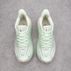 HOKA ONE ONE Clifton 克里夫顿10代专业性能减震公路跑步鞋 轻盈透气的针织网面和纱线 HOKA ONE ONE Clifton 克里夫顿10代专业性能减震公路跑步鞋 轻盈透气的针织网面和纱线