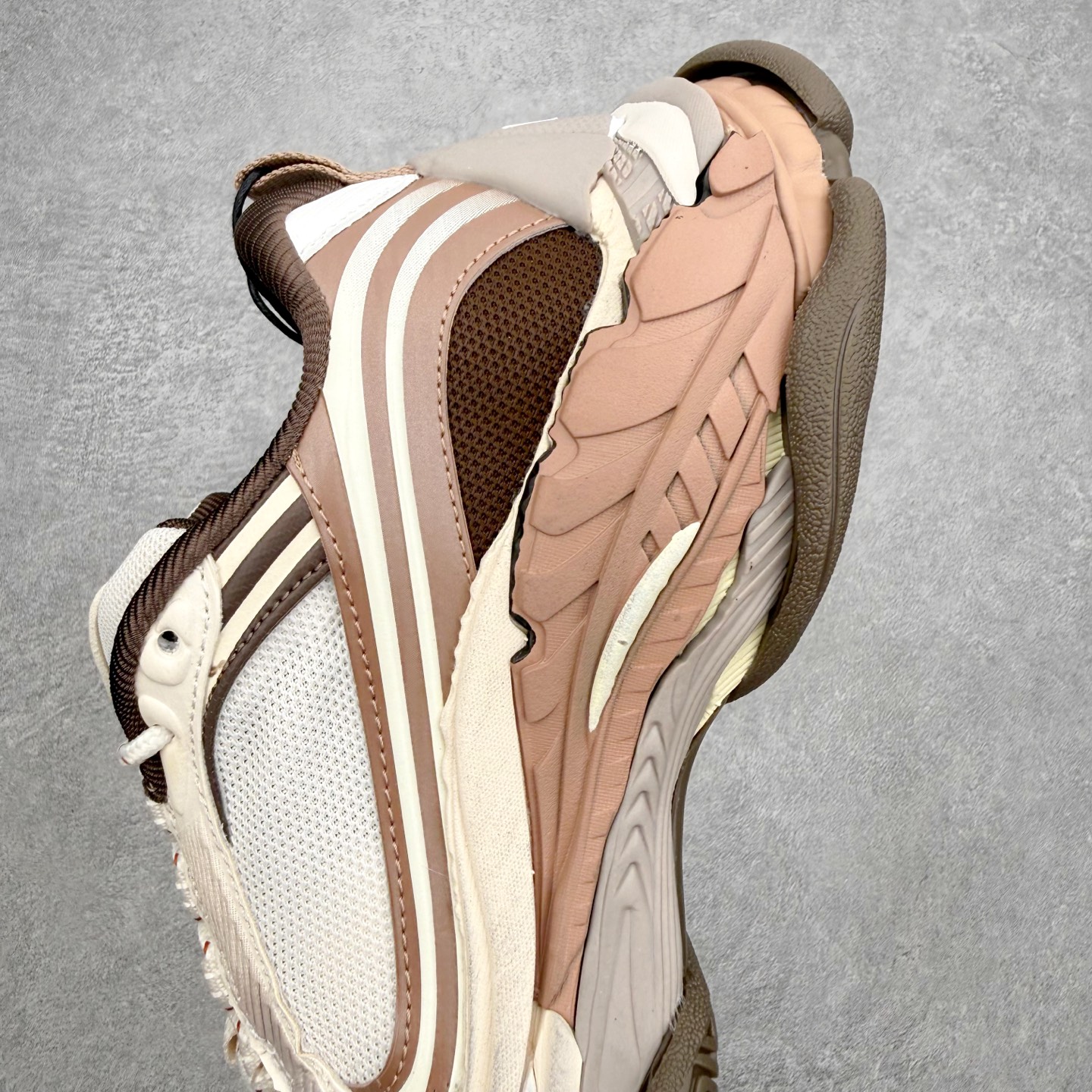 Balenciaga巴黎世家 Triple S .2 Gradient 厚底系带低帮老爹鞋鞋身分层结构 