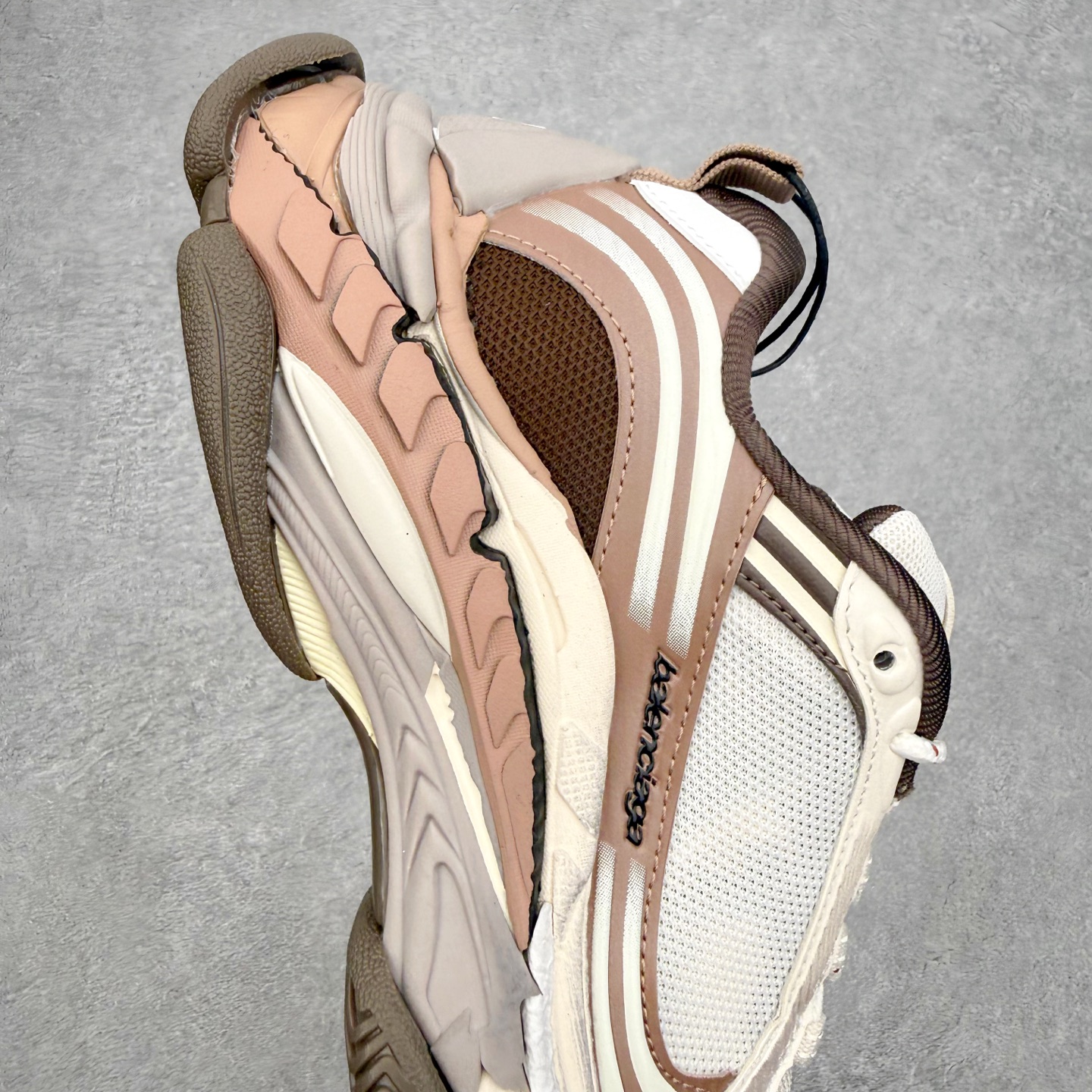 Balenciaga巴黎世家 Triple S .2 Gradient 厚底系带低帮老爹鞋鞋身分层结构 